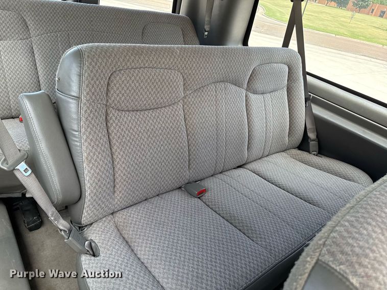 image for item DZ8671 2004 GMC Savana G3500 van