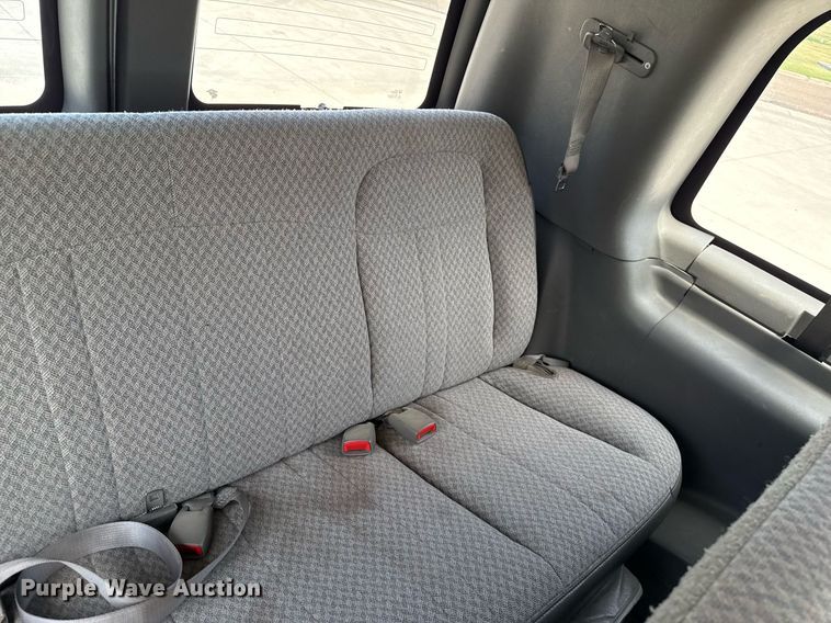 image for item DZ8671 2004 GMC Savana G3500 van