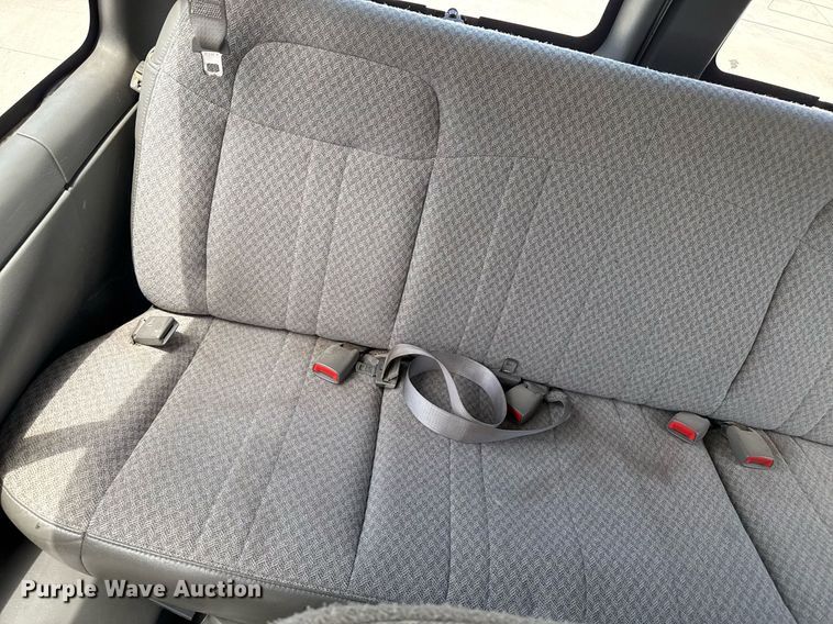 image for item DZ8671 2004 GMC Savana G3500 van