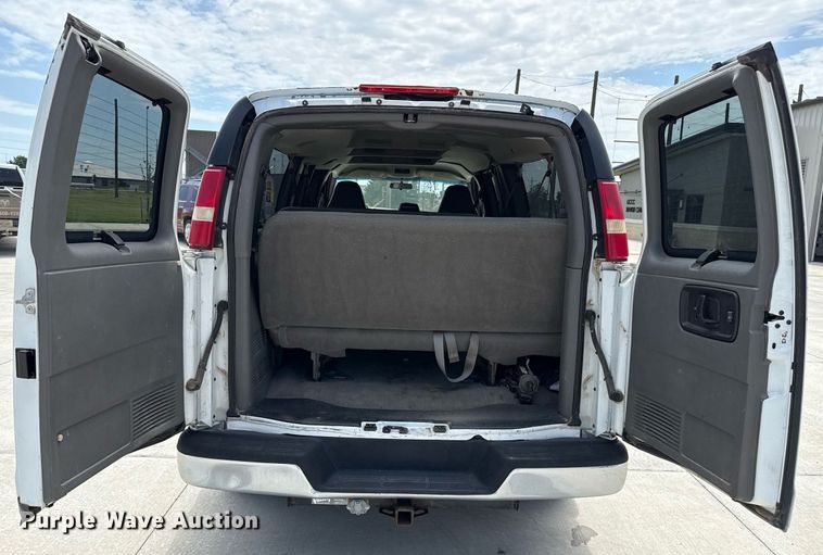 image for item DZ8671 2004 GMC Savana G3500 van