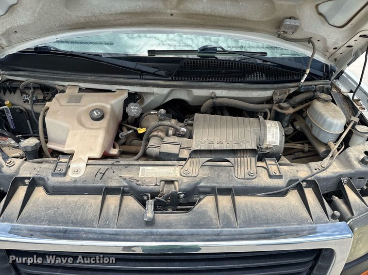 image for item DZ8671 2004 GMC Savana G3500 van