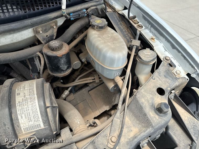 image for item DZ8671 2004 GMC Savana G3500 van