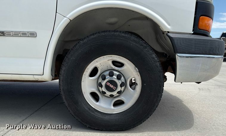 image for item DZ8671 2004 GMC Savana G3500 van