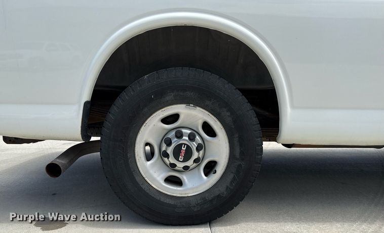 image for item DZ8671 2004 GMC Savana G3500 van