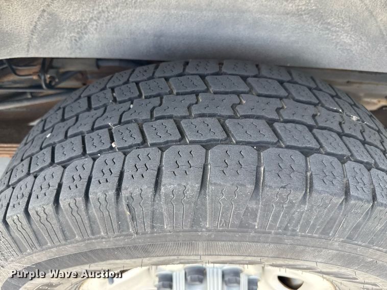 image for item DZ8671 2004 GMC Savana G3500 van