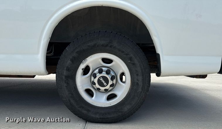 image for item DZ8671 2004 GMC Savana G3500 van