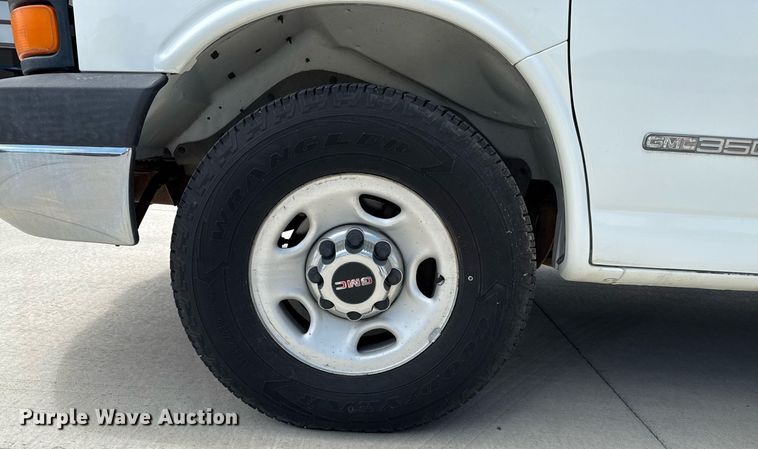 image for item DZ8671 2004 GMC Savana G3500 van