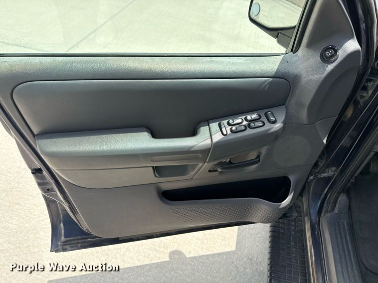 image for item DZ8672 2002 Ford Explorer XLT SUV