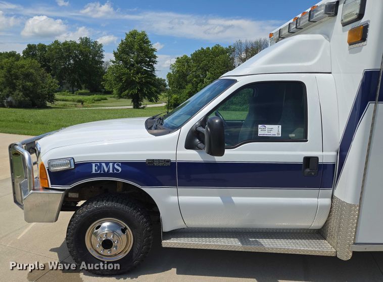 image for item EF1749 2000 Ford F350 Super Duty XLT ambulance