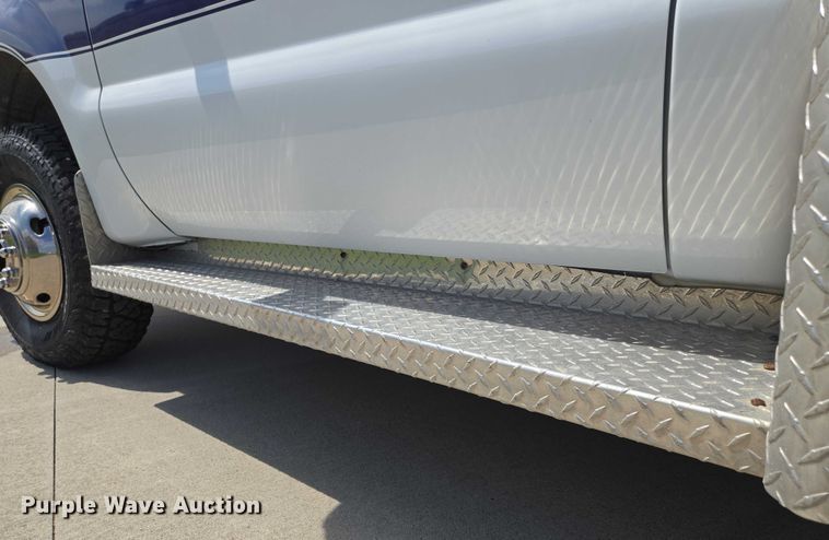 image for item EF1749 2000 Ford F350 Super Duty XLT ambulance