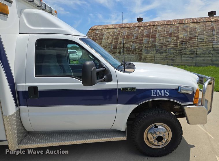 image for item EF1749 2000 Ford F350 Super Duty XLT ambulance