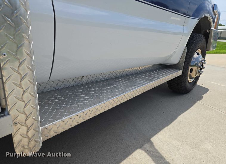 image for item EF1749 2000 Ford F350 Super Duty XLT ambulance