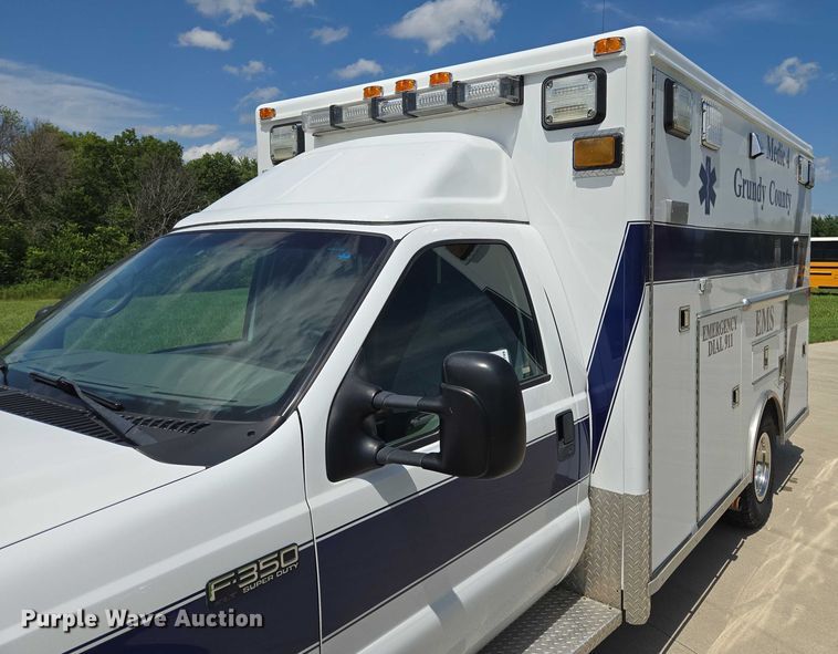 image for item EF1749 2000 Ford F350 Super Duty XLT ambulance