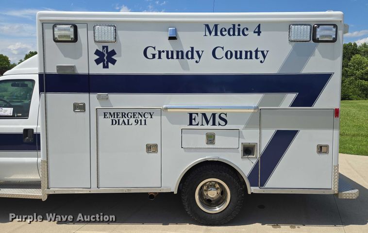 image for item EF1749 2000 Ford F350 Super Duty XLT ambulance