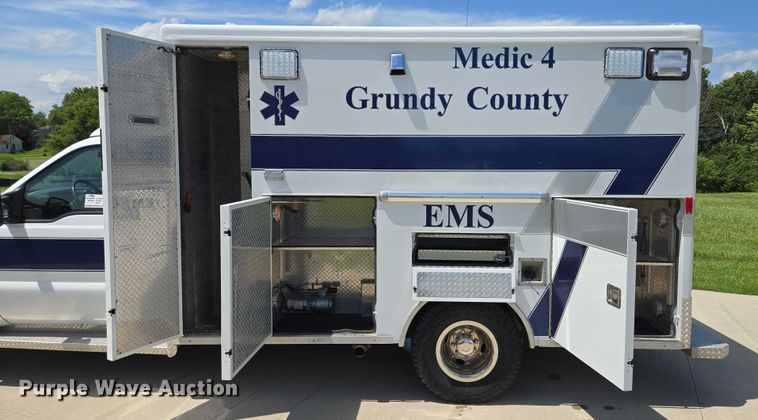 image for item EF1749 2000 Ford F350 Super Duty XLT ambulance