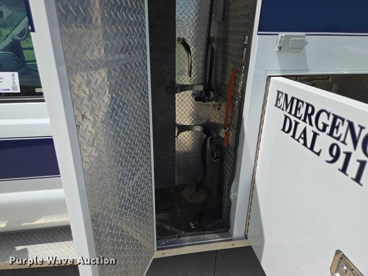 image for item EF1749 2000 Ford F350 Super Duty XLT ambulance