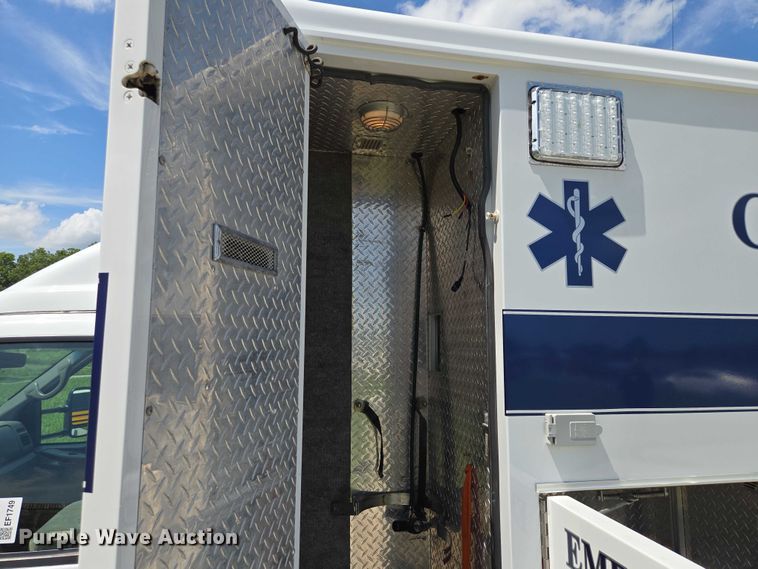 image for item EF1749 2000 Ford F350 Super Duty XLT ambulance
