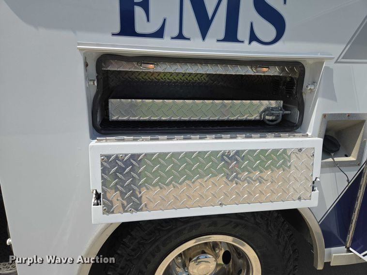image for item EF1749 2000 Ford F350 Super Duty XLT ambulance
