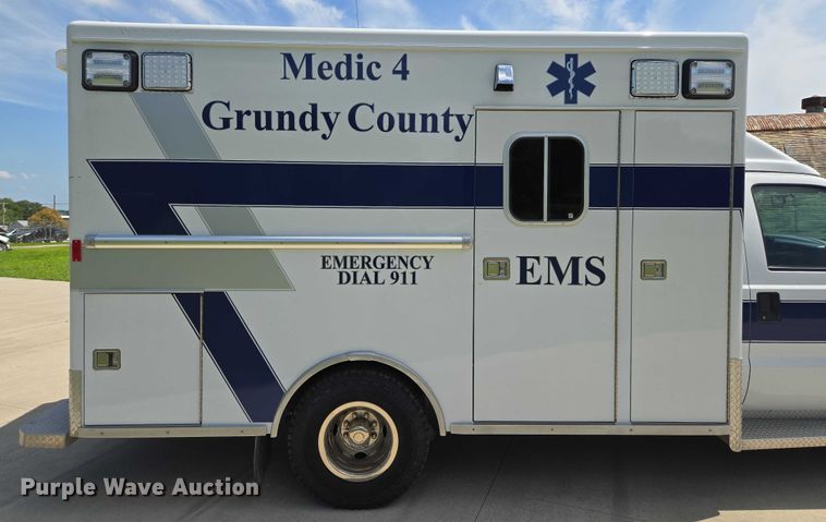image for item EF1749 2000 Ford F350 Super Duty XLT ambulance
