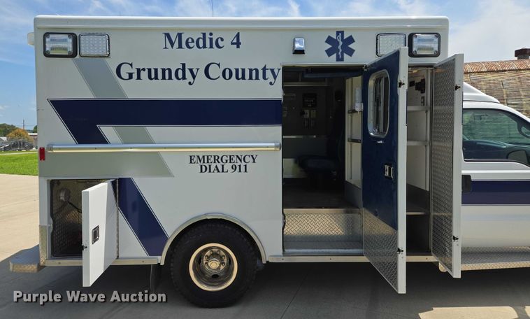 image for item EF1749 2000 Ford F350 Super Duty XLT ambulance