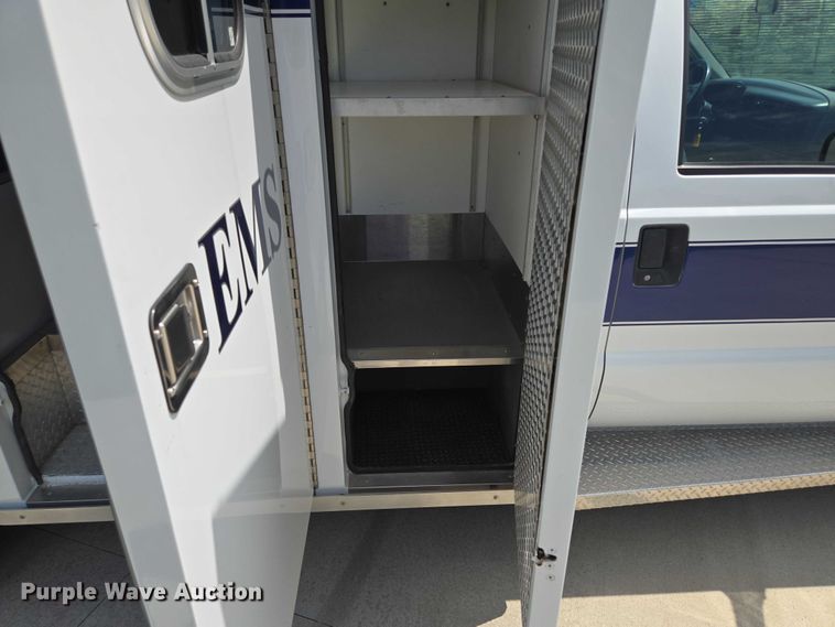 image for item EF1749 2000 Ford F350 Super Duty XLT ambulance