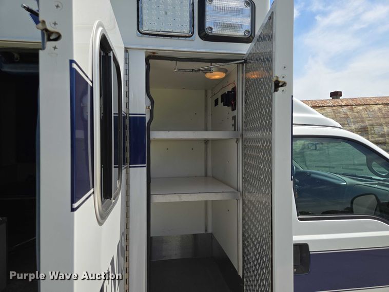 image for item EF1749 2000 Ford F350 Super Duty XLT ambulance