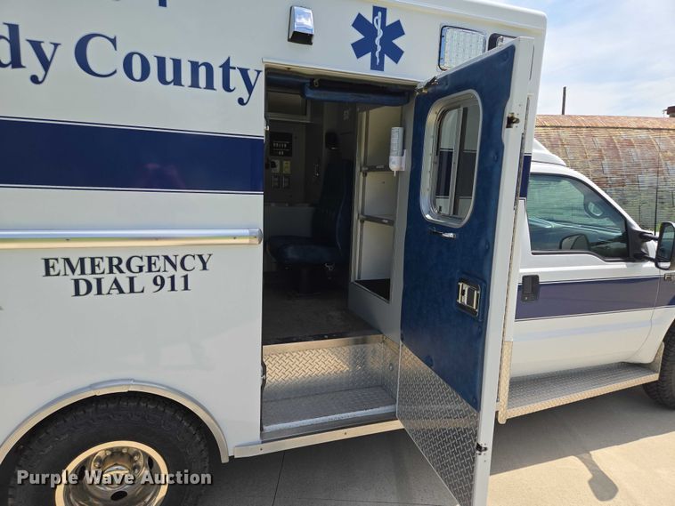 image for item EF1749 2000 Ford F350 Super Duty XLT ambulance