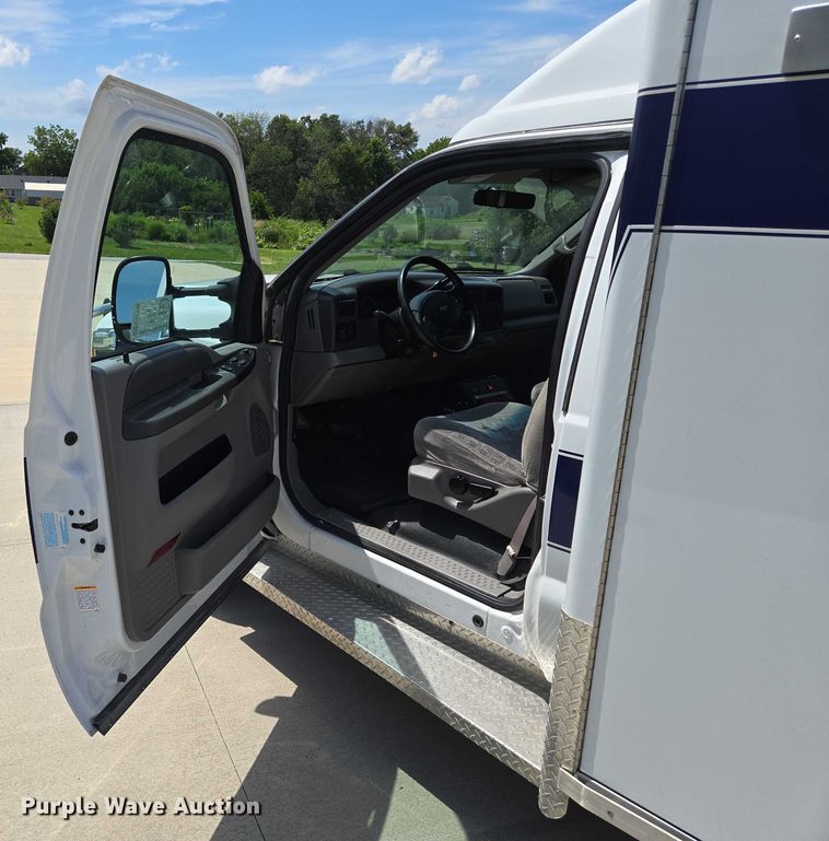 image for item EF1749 2000 Ford F350 Super Duty XLT ambulance