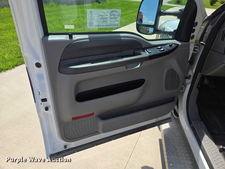 image for item EF1749 2000 Ford F350 Super Duty XLT ambulance