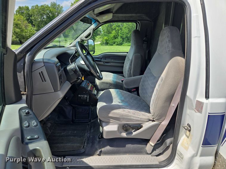 image for item EF1749 2000 Ford F350 Super Duty XLT ambulance