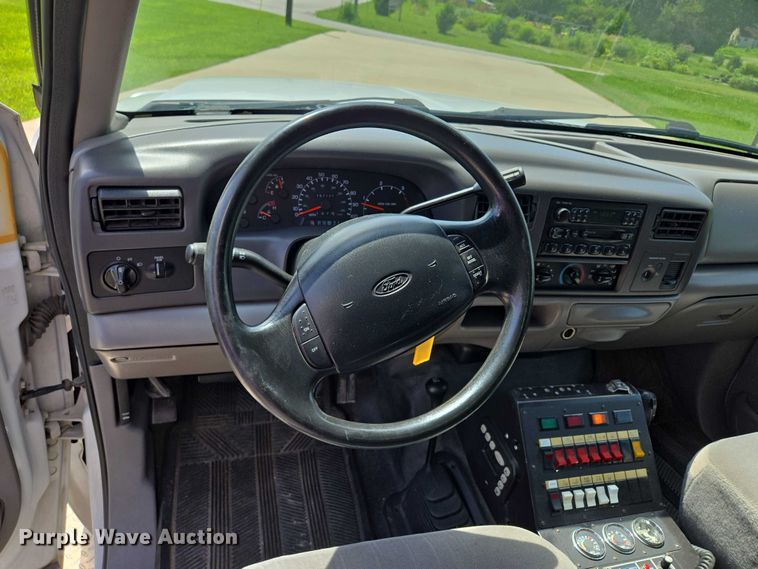 image for item EF1749 2000 Ford F350 Super Duty XLT ambulance