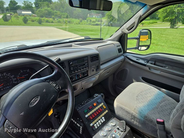 image for item EF1749 2000 Ford F350 Super Duty XLT ambulance