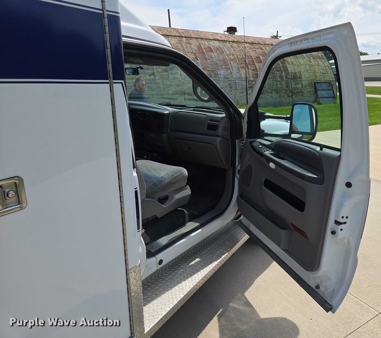 image for item EF1749 2000 Ford F350 Super Duty XLT ambulance