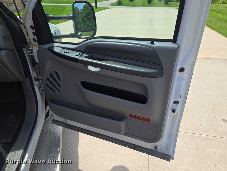 image for item EF1749 2000 Ford F350 Super Duty XLT ambulance