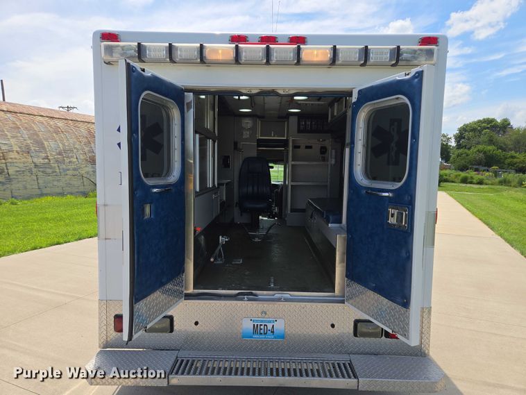 image for item EF1749 2000 Ford F350 Super Duty XLT ambulance