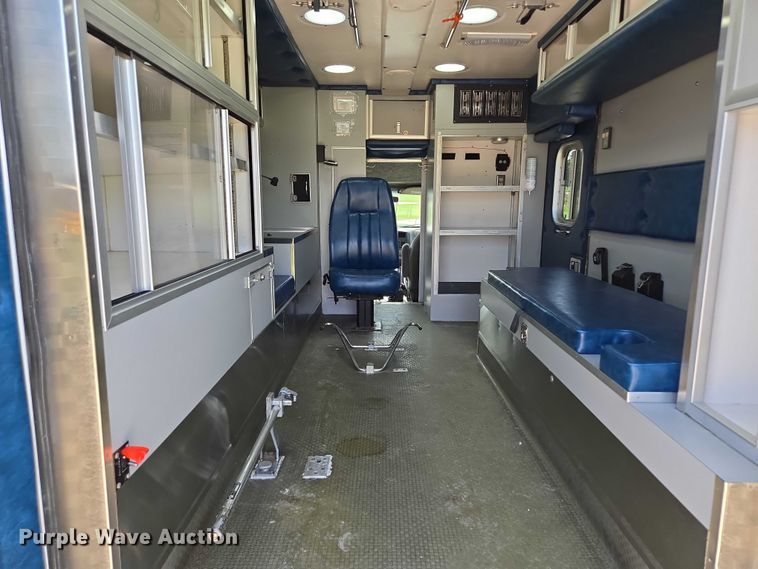 image for item EF1749 2000 Ford F350 Super Duty XLT ambulance