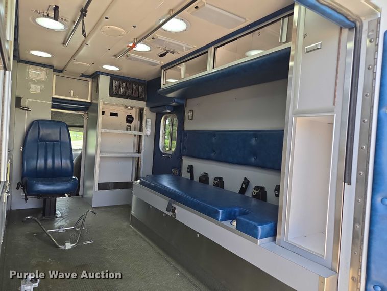 image for item EF1749 2000 Ford F350 Super Duty XLT ambulance