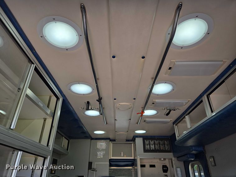 image for item EF1749 2000 Ford F350 Super Duty XLT ambulance