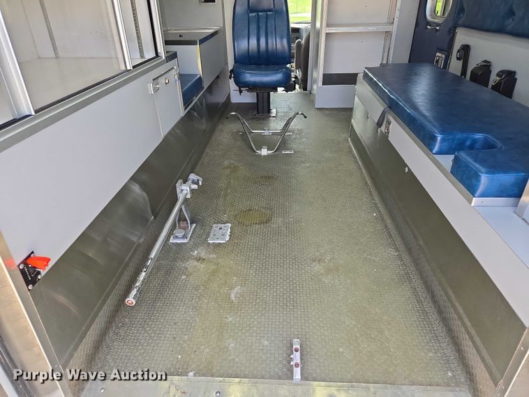 image for item EF1749 2000 Ford F350 Super Duty XLT ambulance