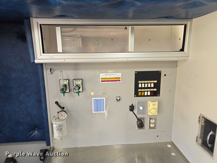 image for item EF1749 2000 Ford F350 Super Duty XLT ambulance