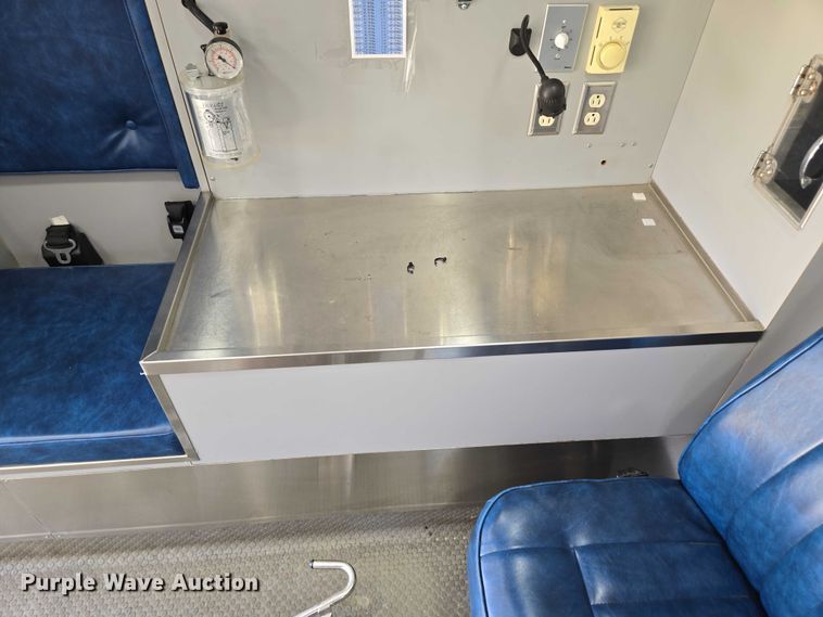 image for item EF1749 2000 Ford F350 Super Duty XLT ambulance