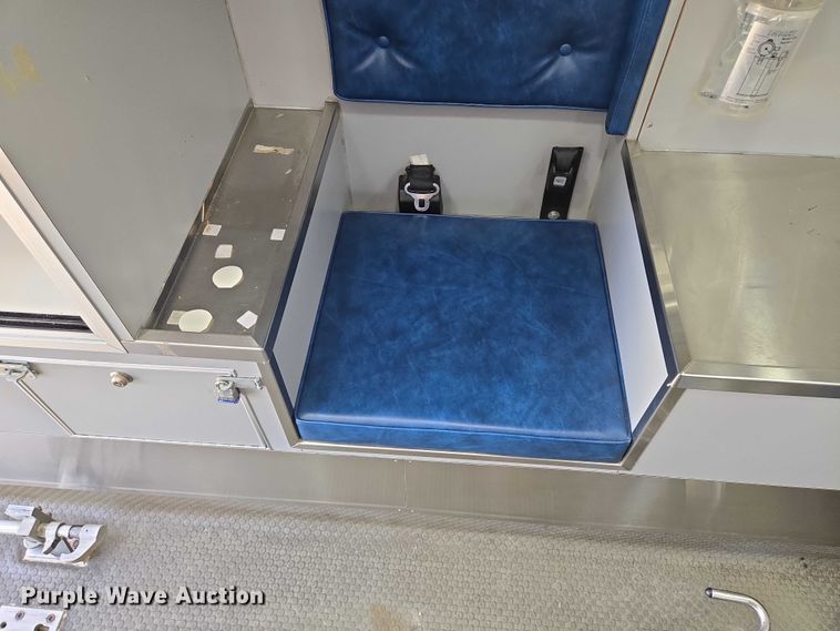 image for item EF1749 2000 Ford F350 Super Duty XLT ambulance