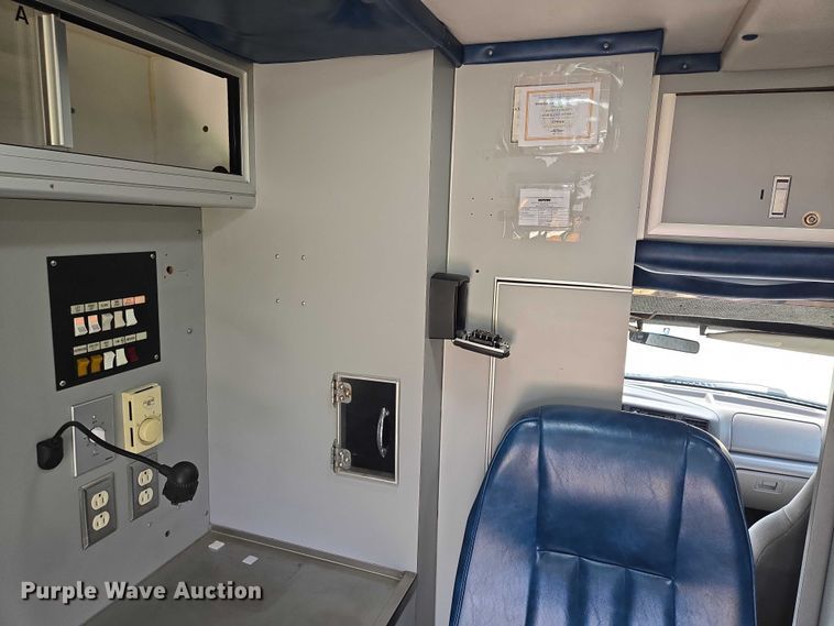 image for item EF1749 2000 Ford F350 Super Duty XLT ambulance