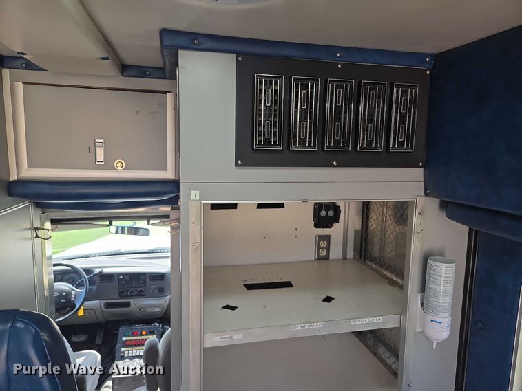 image for item EF1749 2000 Ford F350 Super Duty XLT ambulance