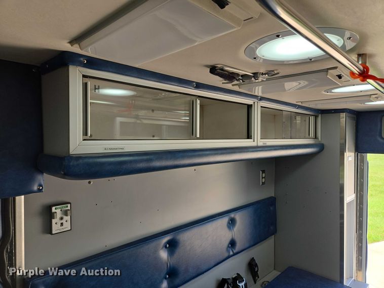 image for item EF1749 2000 Ford F350 Super Duty XLT ambulance