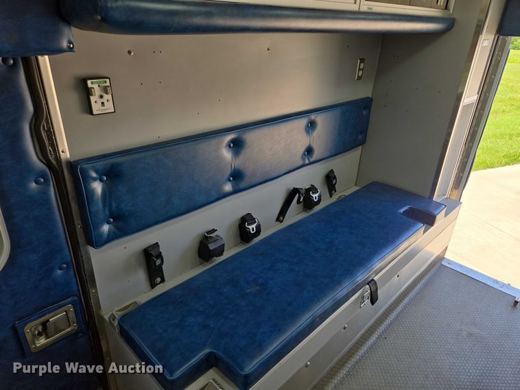 image for item EF1749 2000 Ford F350 Super Duty XLT ambulance