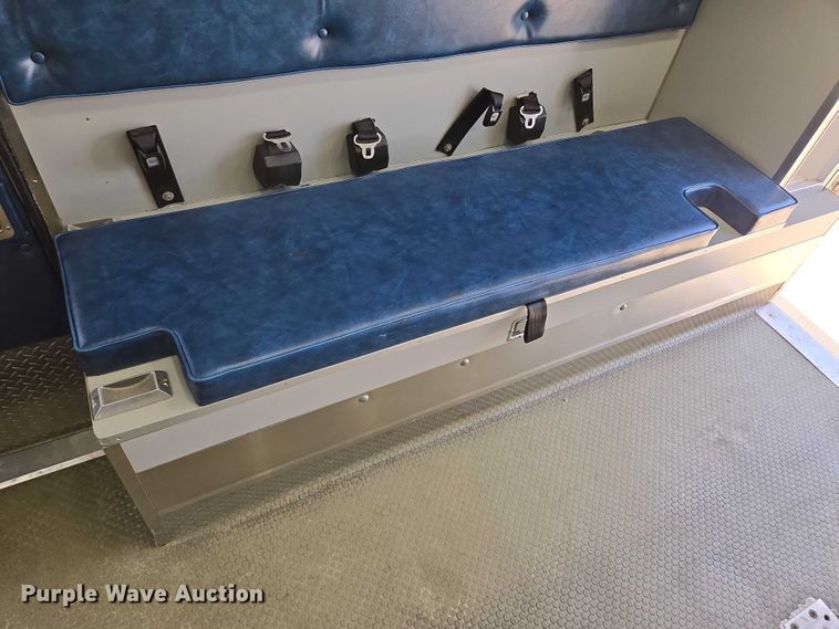 image for item EF1749 2000 Ford F350 Super Duty XLT ambulance