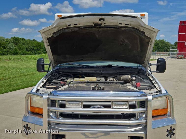 image for item EF1749 2000 Ford F350 Super Duty XLT ambulance