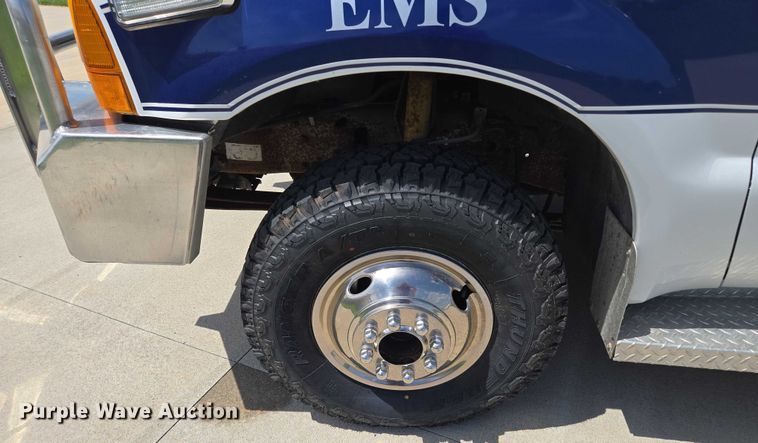 image for item EF1749 2000 Ford F350 Super Duty XLT ambulance