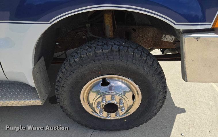 image for item EF1749 2000 Ford F350 Super Duty XLT ambulance